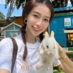 Vivien Yeo Instagram - 元宵節快樂🎉 今年的新年真的好忙 從年廿八一直玩到初十五 從香港、澳門、馬來西亞之後再去Singapore 帶小孩到處和親朋戚友拜年💖 第一次新年過得那麼忙碌充實 幾乎每天都有節目 幾天就開一個party😆 我的小孩讓我的人生變得精彩有趣🥰感恩 回家鄉一定要回四彎島 謝謝堂妹帶我們又吃又玩 @yannne___ @yardnco 小朋友最愛到 @desaruminizoo 喂小動物 這次還有mini kitchen ，女兒第一次煮飯 煎蛋🍳😍還炒了個麵😍 不斷說「媽媽媽媽，我的麵要加油和鹽」🧂😆然後就加了很多油和鹽🤣 雖然天氣真的很熱 但是見到小孩們玩得那麼開心 我就開心🥰🥰