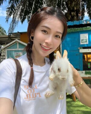 Vivien Yeo Instagram - 元宵節快樂🎉
今年的新年真的好忙
從年廿八一直玩到初十五
從香港、澳門、馬來西亞之後再去Singapore 
帶小孩到處和親朋戚友拜年💖
第一次新年過得那麼忙碌充實
幾乎每天都有節目
幾天就開一個party😆
我的小孩讓我的人生變得精彩有趣🥰感恩

回家鄉一定要回四彎島
謝謝堂妹帶我們又吃又玩 @yannne___ 
@yardnco 

小朋友最愛到 @desaruminizoo 喂小動物
這次還有mini kitchen ，女兒第一次煮飯
煎蛋🍳😍還炒了個麵😍

不斷說「媽媽媽媽，我的麵要加油和鹽」🧂😆然後就加了很多油和鹽🤣

雖然天氣真的很熱
但是見到小孩們玩得那麼開心
我就開心🥰🥰