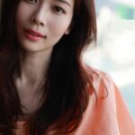Vivien Yeo Instagram – 今天繼續試新相機📷
嘗試整網上教的超簡單韓式卷髮
結果⋯
拍照找角度還行
出門就，還是算了吧
•
•
感覺夏天應該已經到了吧