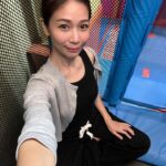 Vivien Yeo Instagram - 今天陪小孩去玩 圖一： 玩累了（我）😂， 躲在一旁休息，自娛自拍。我發現小孩有無窮的精力是可以不斷跑來跑去的。 圖二：小孩最近愛上了玩trampoline ， 太好了！他們可以在裡面跳半小時，我就坐在裡面看著他們不斷的跳就行了，沒那麼累😂 重點是這個真的放電一流，晚上會很早睡👏媽媽們應該非常明白😆 圖三： 在trampoline 裡的情況⋯⋯非常有動感😅 圖四： 哈哈哈哈哈哈⋯⋯⋯ 圖五：小孩有時可以坐定定玩，是挺好的， 媽媽可以唞下氣😝 圖六： 消耗了那麼多精力（我指的是我，被他們消耗了那麼多精力）要補回來😬 我絕對是那種每次去同一家餐廳都一定會叫回一樣的食物的人，你呢？ 🤓