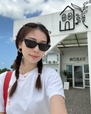 Vivien Yeo Instagram - 元宵節快樂🎉
今年的新年真的好忙
從年廿八一直玩到初十五
從香港、澳門、馬來西亞之後再去Singapore 
帶小孩到處和親朋戚友拜年💖
第一次新年過得那麼忙碌充實
幾乎每天都有節目
幾天就開一個party😆
我的小孩讓我的人生變得精彩有趣🥰感恩

回家鄉一定要回四彎島
謝謝堂妹帶我們又吃又玩 @yannne___ 
@yardnco 

小朋友最愛到 @desaruminizoo 喂小動物
這次還有mini kitchen ，女兒第一次煮飯
煎蛋🍳😍還炒了個麵😍

不斷說「媽媽媽媽，我的麵要加油和鹽」🧂😆然後就加了很多油和鹽🤣

雖然天氣真的很熱
但是見到小孩們玩得那麼開心
我就開心🥰🥰