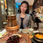 Vivien Yeo Instagram - 說實話 我真的是為了吃而飛去韓國的😆 幾乎每晚都吃韓燒 一般人去旅行手信都是買些餅之類的 我卻特地在趕去機場前買一盒炸雞 然後手提空運回香港😂 在機場的時候 很多人都向我的這盒炸雞投來注目禮 究竟是我買炸雞🍗回香港太特別？ 我的運送方式太特別？（我就全程這樣用手提行李推😂） 還是炸雞的盒子上寫的字很引人注目呢？（因為我看不懂韓文） 算了啦，總之炸雞順利回到香港也順利進到我的肚子裡那就行了🍗😏✌️ 圖一：專注在等吃的我 圖六： 有專人燒烤，烤豬腩肉真的烤得太好吃了，尤其是肥膏😍 圖九：我的炸雞就是這樣空運回港的😁