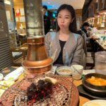 Vivien Yeo Instagram - 說實話 我真的是為了吃而飛去韓國的😆 幾乎每晚都吃韓燒 一般人去旅行手信都是買些餅之類的 我卻特地在趕去機場前買一盒炸雞 然後手提空運回香港😂 在機場的時候 很多人都向我的這盒炸雞投來注目禮 究竟是我買炸雞🍗回香港太特別？ 我的運送方式太特別？（我就全程這樣用手提行李推😂） 還是炸雞的盒子上寫的字很引人注目呢？（因為我看不懂韓文） 算了啦，總之炸雞順利回到香港也順利進到我的肚子裡那就行了🍗😏✌️ 圖一：專注在等吃的我 圖六： 有專人燒烤，烤豬腩肉真的烤得太好吃了，尤其是肥膏😍 圖九：我的炸雞就是這樣空運回港的😁