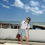 Vivien Yeo Instagram - 元宵節快樂🎉 今年的新年真的好忙 從年廿八一直玩到初十五 從香港、澳門、馬來西亞之後再去Singapore 帶小孩到處和親朋戚友拜年💖 第一次新年過得那麼忙碌充實 幾乎每天都有節目 幾天就開一個party😆 我的小孩讓我的人生變得精彩有趣🥰感恩 回家鄉一定要回四彎島 謝謝堂妹帶我們又吃又玩 @yannne___ @yardnco 小朋友最愛到 @desaruminizoo 喂小動物 這次還有mini kitchen ，女兒第一次煮飯 煎蛋🍳😍還炒了個麵😍 不斷說「媽媽媽媽，我的麵要加油和鹽」🧂😆然後就加了很多油和鹽🤣 雖然天氣真的很熱 但是見到小孩們玩得那麼開心 我就開心🥰🥰