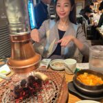 Vivien Yeo Instagram - 說實話 我真的是為了吃而飛去韓國的😆 幾乎每晚都吃韓燒 一般人去旅行手信都是買些餅之類的 我卻特地在趕去機場前買一盒炸雞 然後手提空運回香港😂 在機場的時候 很多人都向我的這盒炸雞投來注目禮 究竟是我買炸雞🍗回香港太特別？ 我的運送方式太特別？（我就全程這樣用手提行李推😂） 還是炸雞的盒子上寫的字很引人注目呢？（因為我看不懂韓文） 算了啦，總之炸雞順利回到香港也順利進到我的肚子裡那就行了🍗😏✌️ 圖一：專注在等吃的我 圖六： 有專人燒烤，烤豬腩肉真的烤得太好吃了，尤其是肥膏😍 圖九：我的炸雞就是這樣空運回港的😁
