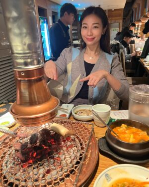 Vivien Yeo Instagram - 說實話
我真的是為了吃而飛去韓國的😆
幾乎每晚都吃韓燒

一般人去旅行手信都是買些餅之類的
我卻特地在趕去機場前買一盒炸雞
然後手提空運回香港😂

在機場的時候
很多人都向我的這盒炸雞投來注目禮
究竟是我買炸雞🍗回香港太特別？
我的運送方式太特別？（我就全程這樣用手提行李推😂）
還是炸雞的盒子上寫的字很引人注目呢？（因為我看不懂韓文）

算了啦，總之炸雞順利回到香港也順利進到我的肚子裡那就行了🍗😏✌️

圖一：專注在等吃的我

圖六： 有專人燒烤，烤豬腩肉真的烤得太好吃了，尤其是肥膏😍

圖九：我的炸雞就是這樣空運回港的😁