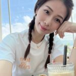 Vivien Yeo Instagram - 元宵節快樂🎉 今年的新年真的好忙 從年廿八一直玩到初十五 從香港、澳門、馬來西亞之後再去Singapore 帶小孩到處和親朋戚友拜年💖 第一次新年過得那麼忙碌充實 幾乎每天都有節目 幾天就開一個party😆 我的小孩讓我的人生變得精彩有趣🥰感恩 回家鄉一定要回四彎島 謝謝堂妹帶我們又吃又玩 @yannne___ @yardnco 小朋友最愛到 @desaruminizoo 喂小動物 這次還有mini kitchen ，女兒第一次煮飯 煎蛋🍳😍還炒了個麵😍 不斷說「媽媽媽媽，我的麵要加油和鹽」🧂😆然後就加了很多油和鹽🤣 雖然天氣真的很熱 但是見到小孩們玩得那麼開心 我就開心🥰🥰