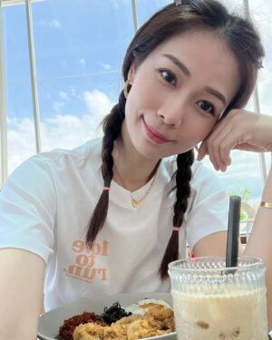 Vivien Yeo Instagram - 元宵節快樂🎉
今年的新年真的好忙
從年廿八一直玩到初十五
從香港、澳門、馬來西亞之後再去Singapore 
帶小孩到處和親朋戚友拜年💖
第一次新年過得那麼忙碌充實
幾乎每天都有節目
幾天就開一個party😆
我的小孩讓我的人生變得精彩有趣🥰感恩

回家鄉一定要回四彎島
謝謝堂妹帶我們又吃又玩 @yannne___ 
@yardnco 

小朋友最愛到 @desaruminizoo 喂小動物
這次還有mini kitchen ，女兒第一次煮飯
煎蛋🍳😍還炒了個麵😍

不斷說「媽媽媽媽，我的麵要加油和鹽」🧂😆然後就加了很多油和鹽🤣

雖然天氣真的很熱
但是見到小孩們玩得那麼開心
我就開心🥰🥰