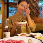 Vivien Yeo Instagram - 說實話 我真的是為了吃而飛去韓國的😆 幾乎每晚都吃韓燒 一般人去旅行手信都是買些餅之類的 我卻特地在趕去機場前買一盒炸雞 然後手提空運回香港😂 在機場的時候 很多人都向我的這盒炸雞投來注目禮 究竟是我買炸雞🍗回香港太特別？ 我的運送方式太特別？（我就全程這樣用手提行李推😂） 還是炸雞的盒子上寫的字很引人注目呢？（因為我看不懂韓文） 算了啦，總之炸雞順利回到香港也順利進到我的肚子裡那就行了🍗😏✌️ 圖一：專注在等吃的我 圖六： 有專人燒烤，烤豬腩肉真的烤得太好吃了，尤其是肥膏😍 圖九：我的炸雞就是這樣空運回港的😁