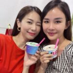 Vivien Yeo Instagram - 正月初十， 祝大家十分甜蜜！十分開心！ 十分美滿！十分幸福！ 十分成功！十全十美！🎉🎉🎉 是的！我帶小孩回娘家拜年了🧧🎉👏👏 雖然搭飛機的早上差點睡遲了😝 但一切還是十分順利的😁👏 馬上喝兩杯奶茶提神😆 圖三：還沒回到家，就已經開始不斷地吃 圖五：一回到家就已經一桌子的年餅在等待著我了😆 圖一：還有能和好朋友 @thekylietan 見面 十分快樂❤️❤️ *我買了很多紅色的衣服褲子，想初一到十五都穿紅色😂