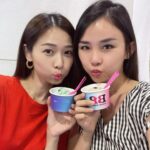 Vivien Yeo Instagram - 正月初十， 祝大家十分甜蜜！十分開心！ 十分美滿！十分幸福！ 十分成功！十全十美！🎉🎉🎉 是的！我帶小孩回娘家拜年了🧧🎉👏👏 雖然搭飛機的早上差點睡遲了😝 但一切還是十分順利的😁👏 馬上喝兩杯奶茶提神😆 圖三：還沒回到家，就已經開始不斷地吃 圖五：一回到家就已經一桌子的年餅在等待著我了😆 圖一：還有能和好朋友 @thekylietan 見面 十分快樂❤️❤️ *我買了很多紅色的衣服褲子，想初一到十五都穿紅色😂