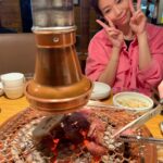 Vivien Yeo Instagram - 說實話 我真的是為了吃而飛去韓國的😆 幾乎每晚都吃韓燒 一般人去旅行手信都是買些餅之類的 我卻特地在趕去機場前買一盒炸雞 然後手提空運回香港😂 在機場的時候 很多人都向我的這盒炸雞投來注目禮 究竟是我買炸雞🍗回香港太特別？ 我的運送方式太特別？（我就全程這樣用手提行李推😂） 還是炸雞的盒子上寫的字很引人注目呢？（因為我看不懂韓文） 算了啦，總之炸雞順利回到香港也順利進到我的肚子裡那就行了🍗😏✌️ 圖一：專注在等吃的我 圖六： 有專人燒烤，烤豬腩肉真的烤得太好吃了，尤其是肥膏😍 圖九：我的炸雞就是這樣空運回港的😁