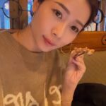 Vivien Yeo Instagram - 說實話 我真的是為了吃而飛去韓國的😆 幾乎每晚都吃韓燒 一般人去旅行手信都是買些餅之類的 我卻特地在趕去機場前買一盒炸雞 然後手提空運回香港😂 在機場的時候 很多人都向我的這盒炸雞投來注目禮 究竟是我買炸雞🍗回香港太特別？ 我的運送方式太特別？（我就全程這樣用手提行李推😂） 還是炸雞的盒子上寫的字很引人注目呢？（因為我看不懂韓文） 算了啦，總之炸雞順利回到香港也順利進到我的肚子裡那就行了🍗😏✌️ 圖一：專注在等吃的我 圖六： 有專人燒烤，烤豬腩肉真的烤得太好吃了，尤其是肥膏😍 圖九：我的炸雞就是這樣空運回港的😁