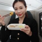 Vivien Yeo Instagram - 正月初十， 祝大家十分甜蜜！十分開心！ 十分美滿！十分幸福！ 十分成功！十全十美！🎉🎉🎉 是的！我帶小孩回娘家拜年了🧧🎉👏👏 雖然搭飛機的早上差點睡遲了😝 但一切還是十分順利的😁👏 馬上喝兩杯奶茶提神😆 圖三：還沒回到家，就已經開始不斷地吃 圖五：一回到家就已經一桌子的年餅在等待著我了😆 圖一：還有能和好朋友 @thekylietan 見面 十分快樂❤️❤️ *我買了很多紅色的衣服褲子，想初一到十五都穿紅色😂