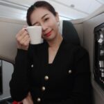 Vivien Yeo Instagram - 正月初十， 祝大家十分甜蜜！十分開心！ 十分美滿！十分幸福！ 十分成功！十全十美！🎉🎉🎉 是的！我帶小孩回娘家拜年了🧧🎉👏👏 雖然搭飛機的早上差點睡遲了😝 但一切還是十分順利的😁👏 馬上喝兩杯奶茶提神😆 圖三：還沒回到家，就已經開始不斷地吃 圖五：一回到家就已經一桌子的年餅在等待著我了😆 圖一：還有能和好朋友 @thekylietan 見面 十分快樂❤️❤️ *我買了很多紅色的衣服褲子，想初一到十五都穿紅色😂
