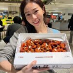 Vivien Yeo Instagram - 說實話 我真的是為了吃而飛去韓國的😆 幾乎每晚都吃韓燒 一般人去旅行手信都是買些餅之類的 我卻特地在趕去機場前買一盒炸雞 然後手提空運回香港😂 在機場的時候 很多人都向我的這盒炸雞投來注目禮 究竟是我買炸雞🍗回香港太特別？ 我的運送方式太特別？（我就全程這樣用手提行李推😂） 還是炸雞的盒子上寫的字很引人注目呢？（因為我看不懂韓文） 算了啦，總之炸雞順利回到香港也順利進到我的肚子裡那就行了🍗😏✌️ 圖一：專注在等吃的我 圖六： 有專人燒烤，烤豬腩肉真的烤得太好吃了，尤其是肥膏😍 圖九：我的炸雞就是這樣空運回港的😁