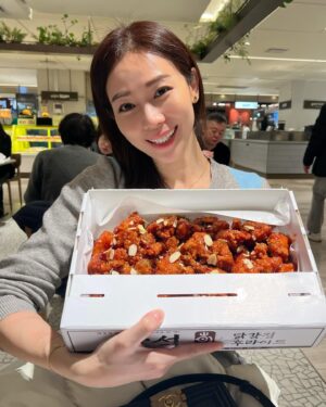 Vivien Yeo Instagram - 說實話
我真的是為了吃而飛去韓國的😆
幾乎每晚都吃韓燒

一般人去旅行手信都是買些餅之類的
我卻特地在趕去機場前買一盒炸雞
然後手提空運回香港😂

在機場的時候
很多人都向我的這盒炸雞投來注目禮
究竟是我買炸雞🍗回香港太特別？
我的運送方式太特別？（我就全程這樣用手提行李推😂）
還是炸雞的盒子上寫的字很引人注目呢？（因為我看不懂韓文）

算了啦，總之炸雞順利回到香港也順利進到我的肚子裡那就行了🍗😏✌️

圖一：專注在等吃的我

圖六： 有專人燒烤，烤豬腩肉真的烤得太好吃了，尤其是肥膏😍

圖九：我的炸雞就是這樣空運回港的😁