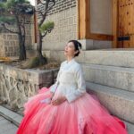 Vivien Yeo Instagram - 韓服體驗 用了1個小時選衣服給錢弄頭髮 再用了一個小時拍了300-400張照片 就讓我post 埋這次吧😝 這次很即興突然決定租韓服 家人說有點被我騙去當攝影師的感覺😂 拍後感，為什麼會有點像我以前拍古裝劇的感覺啊～😆 圖6&7 ： 其實冷得不得了 圖9 ：發現我的粉紅波鞋和韓服挺襯的✌️ 好啦，開心就好😁