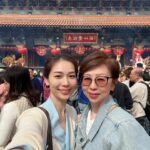 Vivien Yeo Instagram - 年初六，祝大家六六大順！ 圖1&2 ：今天陪爸爸媽媽去黃大仙廟祈福（好多好多人啊！） 是的，爸爸媽媽飛來和我一起過年👏👏🎉 他們第一次在香港過年❤️他們表示非常開心！ 所以這幾天非常非常的忙碌 帶他們到處去感受一下香港新年的氣氛🧧 圖3 ： 新的一年當然要到處走走行大運，特地帶父母出海到維港參觀。 還有派利是🎉 圖6-8 ：年初三在澳門的時候也和 @zozotam1o1o 一起去支持大帥哥 @dickyyyyyyyyyyyyyyyyyy 的演唱會 非常精彩和用心的演唱會👏難忘的年初三💖初一初三都能和好朋友Zoie見面，好開心🥰🥰