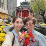 Vivien Yeo Instagram - 年初六，祝大家六六大順！ 圖1&2 ：今天陪爸爸媽媽去黃大仙廟祈福（好多好多人啊！） 是的，爸爸媽媽飛來和我一起過年👏👏🎉 他們第一次在香港過年❤️他們表示非常開心！ 所以這幾天非常非常的忙碌 帶他們到處去感受一下香港新年的氣氛🧧 圖3 ： 新的一年當然要到處走走行大運，特地帶父母出海到維港參觀。 還有派利是🎉 圖6-8 ：年初三在澳門的時候也和 @zozotam1o1o 一起去支持大帥哥 @dickyyyyyyyyyyyyyyyyyy 的演唱會 非常精彩和用心的演唱會👏難忘的年初三💖初一初三都能和好朋友Zoie見面，好開心🥰🥰