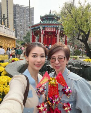Vivien Yeo Instagram - 年初六，祝大家六六大順！
圖1&2 ：今天陪爸爸媽媽去黃大仙廟祈福（好多好多人啊！）
是的，爸爸媽媽飛來和我一起過年👏👏🎉
他們第一次在香港過年❤️他們表示非常開心！
所以這幾天非常非常的忙碌
帶他們到處去感受一下香港新年的氣氛🧧

圖3 ： 新的一年當然要到處走走行大運，特地帶父母出海到維港參觀。
還有派利是🎉

圖6-8 ：年初三在澳門的時候也和 @zozotam1o1o 一起去支持大帥哥 @dickyyyyyyyyyyyyyyyyyy 的演唱會
非常精彩和用心的演唱會👏難忘的年初三💖初一初三都能和好朋友Zoie見面，好開心🥰🥰