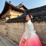 Vivien Yeo Instagram - 韓服體驗 用了1個小時選衣服給錢弄頭髮 再用了一個小時拍了300-400張照片 就讓我post 埋這次吧😝 這次很即興突然決定租韓服 家人說有點被我騙去當攝影師的感覺😂 拍後感，為什麼會有點像我以前拍古裝劇的感覺啊～😆 圖6&7 ： 其實冷得不得了 圖9 ：發現我的粉紅波鞋和韓服挺襯的✌️ 好啦，開心就好😁