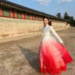 Vivien Yeo Instagram - 韓服體驗 用了1個小時選衣服給錢弄頭髮 再用了一個小時拍了300-400張照片 就讓我post 埋這次吧😝 這次很即興突然決定租韓服 家人說有點被我騙去當攝影師的感覺😂 拍後感，為什麼會有點像我以前拍古裝劇的感覺啊～😆 圖6&7 ： 其實冷得不得了 圖9 ：發現我的粉紅波鞋和韓服挺襯的✌️ 好啦，開心就好😁