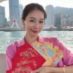Vivien Yeo Instagram - 年初六，祝大家六六大順！ 圖1&2 ：今天陪爸爸媽媽去黃大仙廟祈福（好多好多人啊！） 是的，爸爸媽媽飛來和我一起過年👏👏🎉 他們第一次在香港過年❤️他們表示非常開心！ 所以這幾天非常非常的忙碌 帶他們到處去感受一下香港新年的氣氛🧧 圖3 ： 新的一年當然要到處走走行大運，特地帶父母出海到維港參觀。 還有派利是🎉 圖6-8 ：年初三在澳門的時候也和 @zozotam1o1o 一起去支持大帥哥 @dickyyyyyyyyyyyyyyyyyy 的演唱會 非常精彩和用心的演唱會👏難忘的年初三💖初一初三都能和好朋友Zoie見面，好開心🥰🥰