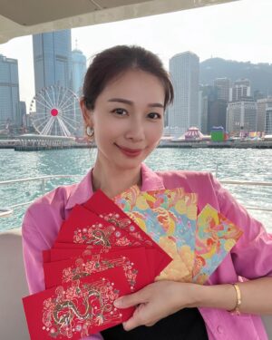 Vivien Yeo Instagram - 年初六，祝大家六六大順！
圖1&2 ：今天陪爸爸媽媽去黃大仙廟祈福（好多好多人啊！）
是的，爸爸媽媽飛來和我一起過年👏👏🎉
他們第一次在香港過年❤️他們表示非常開心！
所以這幾天非常非常的忙碌
帶他們到處去感受一下香港新年的氣氛🧧

圖3 ： 新的一年當然要到處走走行大運，特地帶父母出海到維港參觀。
還有派利是🎉

圖6-8 ：年初三在澳門的時候也和 @zozotam1o1o 一起去支持大帥哥 @dickyyyyyyyyyyyyyyyyyy 的演唱會
非常精彩和用心的演唱會👏難忘的年初三💖初一初三都能和好朋友Zoie見面，好開心🥰🥰