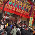 Vivien Yeo Instagram - 年初六，祝大家六六大順！ 圖1&2 ：今天陪爸爸媽媽去黃大仙廟祈福（好多好多人啊！） 是的，爸爸媽媽飛來和我一起過年👏👏🎉 他們第一次在香港過年❤️他們表示非常開心！ 所以這幾天非常非常的忙碌 帶他們到處去感受一下香港新年的氣氛🧧 圖3 ： 新的一年當然要到處走走行大運，特地帶父母出海到維港參觀。 還有派利是🎉 圖6-8 ：年初三在澳門的時候也和 @zozotam1o1o 一起去支持大帥哥 @dickyyyyyyyyyyyyyyyyyy 的演唱會 非常精彩和用心的演唱會👏難忘的年初三💖初一初三都能和好朋友Zoie見面，好開心🥰🥰