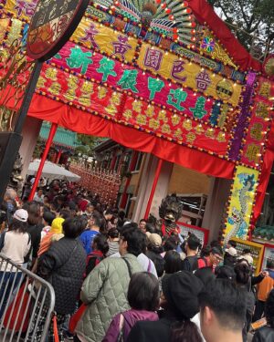 Vivien Yeo Instagram - 年初六，祝大家六六大順！
圖1&2 ：今天陪爸爸媽媽去黃大仙廟祈福（好多好多人啊！）
是的，爸爸媽媽飛來和我一起過年👏👏🎉
他們第一次在香港過年❤️他們表示非常開心！
所以這幾天非常非常的忙碌
帶他們到處去感受一下香港新年的氣氛🧧

圖3 ： 新的一年當然要到處走走行大運，特地帶父母出海到維港參觀。
還有派利是🎉

圖6-8 ：年初三在澳門的時候也和 @zozotam1o1o 一起去支持大帥哥 @dickyyyyyyyyyyyyyyyyyy 的演唱會
非常精彩和用心的演唱會👏難忘的年初三💖初一初三都能和好朋友Zoie見面，好開心🥰🥰