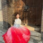 Vivien Yeo Instagram - 韓服體驗 用了1個小時選衣服給錢弄頭髮 再用了一個小時拍了300-400張照片 就讓我post 埋這次吧😝 這次很即興突然決定租韓服 家人說有點被我騙去當攝影師的感覺😂 拍後感，為什麼會有點像我以前拍古裝劇的感覺啊～😆 圖6&7 ： 其實冷得不得了 圖9 ：發現我的粉紅波鞋和韓服挺襯的✌️ 好啦，開心就好😁