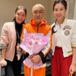 Vivien Yeo Instagram - 年初六，祝大家六六大順！ 圖1&2 ：今天陪爸爸媽媽去黃大仙廟祈福（好多好多人啊！） 是的，爸爸媽媽飛來和我一起過年👏👏🎉 他們第一次在香港過年❤️他們表示非常開心！ 所以這幾天非常非常的忙碌 帶他們到處去感受一下香港新年的氣氛🧧 圖3 ： 新的一年當然要到處走走行大運，特地帶父母出海到維港參觀。 還有派利是🎉 圖6-8 ：年初三在澳門的時候也和 @zozotam1o1o 一起去支持大帥哥 @dickyyyyyyyyyyyyyyyyyy 的演唱會 非常精彩和用心的演唱會👏難忘的年初三💖初一初三都能和好朋友Zoie見面，好開心🥰🥰