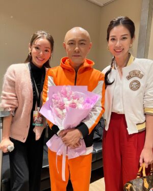 Vivien Yeo Instagram - 年初六，祝大家六六大順！
圖1&2 ：今天陪爸爸媽媽去黃大仙廟祈福（好多好多人啊！）
是的，爸爸媽媽飛來和我一起過年👏👏🎉
他們第一次在香港過年❤️他們表示非常開心！
所以這幾天非常非常的忙碌
帶他們到處去感受一下香港新年的氣氛🧧

圖3 ： 新的一年當然要到處走走行大運，特地帶父母出海到維港參觀。
還有派利是🎉

圖6-8 ：年初三在澳門的時候也和 @zozotam1o1o 一起去支持大帥哥 @dickyyyyyyyyyyyyyyyyyy 的演唱會
非常精彩和用心的演唱會👏難忘的年初三💖初一初三都能和好朋友Zoie見面，好開心🥰🥰