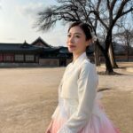 Vivien Yeo Instagram - 韓服體驗 用了1個小時選衣服給錢弄頭髮 再用了一個小時拍了300-400張照片 就讓我post 埋這次吧😝 這次很即興突然決定租韓服 家人說有點被我騙去當攝影師的感覺😂 拍後感，為什麼會有點像我以前拍古裝劇的感覺啊～😆 圖6&7 ： 其實冷得不得了 圖9 ：發現我的粉紅波鞋和韓服挺襯的✌️ 好啦，開心就好😁