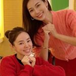 Vivien Yeo Instagram - 年初六，祝大家六六大順！ 圖1&2 ：今天陪爸爸媽媽去黃大仙廟祈福（好多好多人啊！） 是的，爸爸媽媽飛來和我一起過年👏👏🎉 他們第一次在香港過年❤️他們表示非常開心！ 所以這幾天非常非常的忙碌 帶他們到處去感受一下香港新年的氣氛🧧 圖3 ： 新的一年當然要到處走走行大運，特地帶父母出海到維港參觀。 還有派利是🎉 圖6-8 ：年初三在澳門的時候也和 @zozotam1o1o 一起去支持大帥哥 @dickyyyyyyyyyyyyyyyyyy 的演唱會 非常精彩和用心的演唱會👏難忘的年初三💖初一初三都能和好朋友Zoie見面，好開心🥰🥰