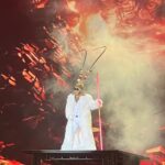 Vivien Yeo Instagram - 年初六，祝大家六六大順！ 圖1&2 ：今天陪爸爸媽媽去黃大仙廟祈福（好多好多人啊！） 是的，爸爸媽媽飛來和我一起過年👏👏🎉 他們第一次在香港過年❤️他們表示非常開心！ 所以這幾天非常非常的忙碌 帶他們到處去感受一下香港新年的氣氛🧧 圖3 ： 新的一年當然要到處走走行大運，特地帶父母出海到維港參觀。 還有派利是🎉 圖6-8 ：年初三在澳門的時候也和 @zozotam1o1o 一起去支持大帥哥 @dickyyyyyyyyyyyyyyyyyy 的演唱會 非常精彩和用心的演唱會👏難忘的年初三💖初一初三都能和好朋友Zoie見面，好開心🥰🥰
