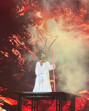 Vivien Yeo Instagram - 年初六，祝大家六六大順！
圖1&2 ：今天陪爸爸媽媽去黃大仙廟祈福（好多好多人啊！）
是的，爸爸媽媽飛來和我一起過年👏👏🎉
他們第一次在香港過年❤️他們表示非常開心！
所以這幾天非常非常的忙碌
帶他們到處去感受一下香港新年的氣氛🧧

圖3 ： 新的一年當然要到處走走行大運，特地帶父母出海到維港參觀。
還有派利是🎉

圖6-8 ：年初三在澳門的時候也和 @zozotam1o1o 一起去支持大帥哥 @dickyyyyyyyyyyyyyyyyyy 的演唱會
非常精彩和用心的演唱會👏難忘的年初三💖初一初三都能和好朋友Zoie見面，好開心🥰🥰