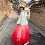 Vivien Yeo Instagram - 韓服體驗 用了1個小時選衣服給錢弄頭髮 再用了一個小時拍了300-400張照片 就讓我post 埋這次吧😝 這次很即興突然決定租韓服 家人說有點被我騙去當攝影師的感覺😂 拍後感，為什麼會有點像我以前拍古裝劇的感覺啊～😆 圖6&7 ： 其實冷得不得了 圖9 ：發現我的粉紅波鞋和韓服挺襯的✌️ 好啦，開心就好😁