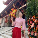 Vivien Yeo Instagram - 恭祝大家龍年行好運！ 萬事如意！心想事成！身體健康！ 從年28一直忙到今天，終於有時間拍幾張照片，玩下手機，因為年初三赤口不適合拜年，所以就帶小孩去廟拜神祈福🧧 今年的新年特別特別的忙碌，，但是是開心的忙碌，帶著小孩去和親朋戚友拜年，到處看舞龍舞獅，見到他們開心，我也特別的開心❤️❤️