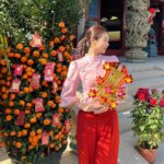 Vivien Yeo Instagram - 恭祝大家龍年行好運！ 萬事如意！心想事成！身體健康！ 從年28一直忙到今天，終於有時間拍幾張照片，玩下手機，因為年初三赤口不適合拜年，所以就帶小孩去廟拜神祈福🧧 今年的新年特別特別的忙碌，，但是是開心的忙碌，帶著小孩去和親朋戚友拜年，到處看舞龍舞獅，見到他們開心，我也特別的開心❤️❤️