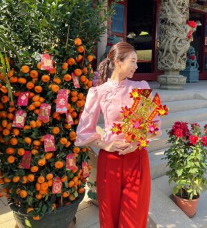 Vivien Yeo Instagram - 恭祝大家龍年行好運！
萬事如意！心想事成！身體健康！

從年28一直忙到今天，終於有時間拍幾張照片，玩下手機，因為年初三赤口不適合拜年，所以就帶小孩去廟拜神祈福🧧

今年的新年特別特別的忙碌，，但是是開心的忙碌，帶著小孩去和親朋戚友拜年，到處看舞龍舞獅，見到他們開心，我也特別的開心❤️❤️