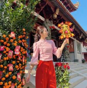 Vivien Yeo Instagram - 恭祝大家龍年行好運！
萬事如意！心想事成！身體健康！

從年28一直忙到今天，終於有時間拍幾張照片，玩下手機，因為年初三赤口不適合拜年，所以就帶小孩去廟拜神祈福🧧

今年的新年特別特別的忙碌，，但是是開心的忙碌，帶著小孩去和親朋戚友拜年，到處看舞龍舞獅，見到他們開心，我也特別的開心❤️❤️