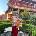 Vivien Yeo Instagram - 恭祝大家龍年行好運！ 萬事如意！心想事成！身體健康！ 從年28一直忙到今天，終於有時間拍幾張照片，玩下手機，因為年初三赤口不適合拜年，所以就帶小孩去廟拜神祈福🧧 今年的新年特別特別的忙碌，，但是是開心的忙碌，帶著小孩去和親朋戚友拜年，到處看舞龍舞獅，見到他們開心，我也特別的開心❤️❤️
