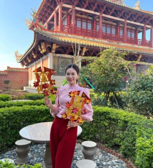 Vivien Yeo Instagram - 恭祝大家龍年行好運！
萬事如意！心想事成！身體健康！

從年28一直忙到今天，終於有時間拍幾張照片，玩下手機，因為年初三赤口不適合拜年，所以就帶小孩去廟拜神祈福🧧

今年的新年特別特別的忙碌，，但是是開心的忙碌，帶著小孩去和親朋戚友拜年，到處看舞龍舞獅，見到他們開心，我也特別的開心❤️❤️