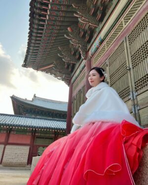 Vivien Yeo Instagram - 新的一年，

最好的幸福送給你，最好的快樂圍繞你，
最好的幸運帶給你，最好的祝福祝願你，

祝大家2024新年快樂 ✨❤️