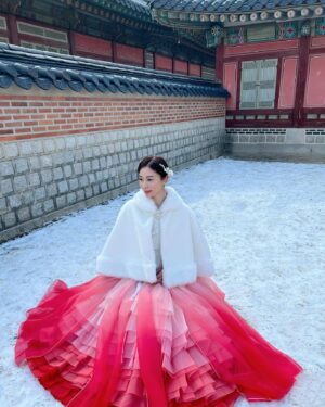 Vivien Yeo Instagram - 新的一年，

最好的幸福送給你，最好的快樂圍繞你，
最好的幸運帶給你，最好的祝福祝願你，

祝大家2024新年快樂 ✨❤️
