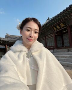 Vivien Yeo Instagram - 新的一年， 最好的幸福送給你，最好的快樂圍繞你， 最好的幸運帶給你，最好的祝福祝願你， 祝大家2024新年快樂 ✨❤️