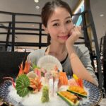 Vivien Yeo Instagram - 今天陪小孩去玩 圖一： 玩累了（我）😂， 躲在一旁休息，自娛自拍。我發現小孩有無窮的精力是可以不斷跑來跑去的。 圖二：小孩最近愛上了玩trampoline ， 太好了！他們可以在裡面跳半小時，我就坐在裡面看著他們不斷的跳就行了，沒那麼累😂 重點是這個真的放電一流，晚上會很早睡👏媽媽們應該非常明白😆 圖三： 在trampoline 裡的情況⋯⋯非常有動感😅 圖四： 哈哈哈哈哈哈⋯⋯⋯ 圖五：小孩有時可以坐定定玩，是挺好的， 媽媽可以唞下氣😝 圖六： 消耗了那麼多精力（我指的是我，被他們消耗了那麼多精力）要補回來😬 我絕對是那種每次去同一家餐廳都一定會叫回一樣的食物的人，你呢？ 🤓