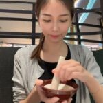 Vivien Yeo Instagram - 今天陪小孩去玩 圖一： 玩累了（我）😂， 躲在一旁休息，自娛自拍。我發現小孩有無窮的精力是可以不斷跑來跑去的。 圖二：小孩最近愛上了玩trampoline ， 太好了！他們可以在裡面跳半小時，我就坐在裡面看著他們不斷的跳就行了，沒那麼累😂 重點是這個真的放電一流，晚上會很早睡👏媽媽們應該非常明白😆 圖三： 在trampoline 裡的情況⋯⋯非常有動感😅 圖四： 哈哈哈哈哈哈⋯⋯⋯ 圖五：小孩有時可以坐定定玩，是挺好的， 媽媽可以唞下氣😝 圖六： 消耗了那麼多精力（我指的是我，被他們消耗了那麼多精力）要補回來😬 我絕對是那種每次去同一家餐廳都一定會叫回一樣的食物的人，你呢？ 🤓